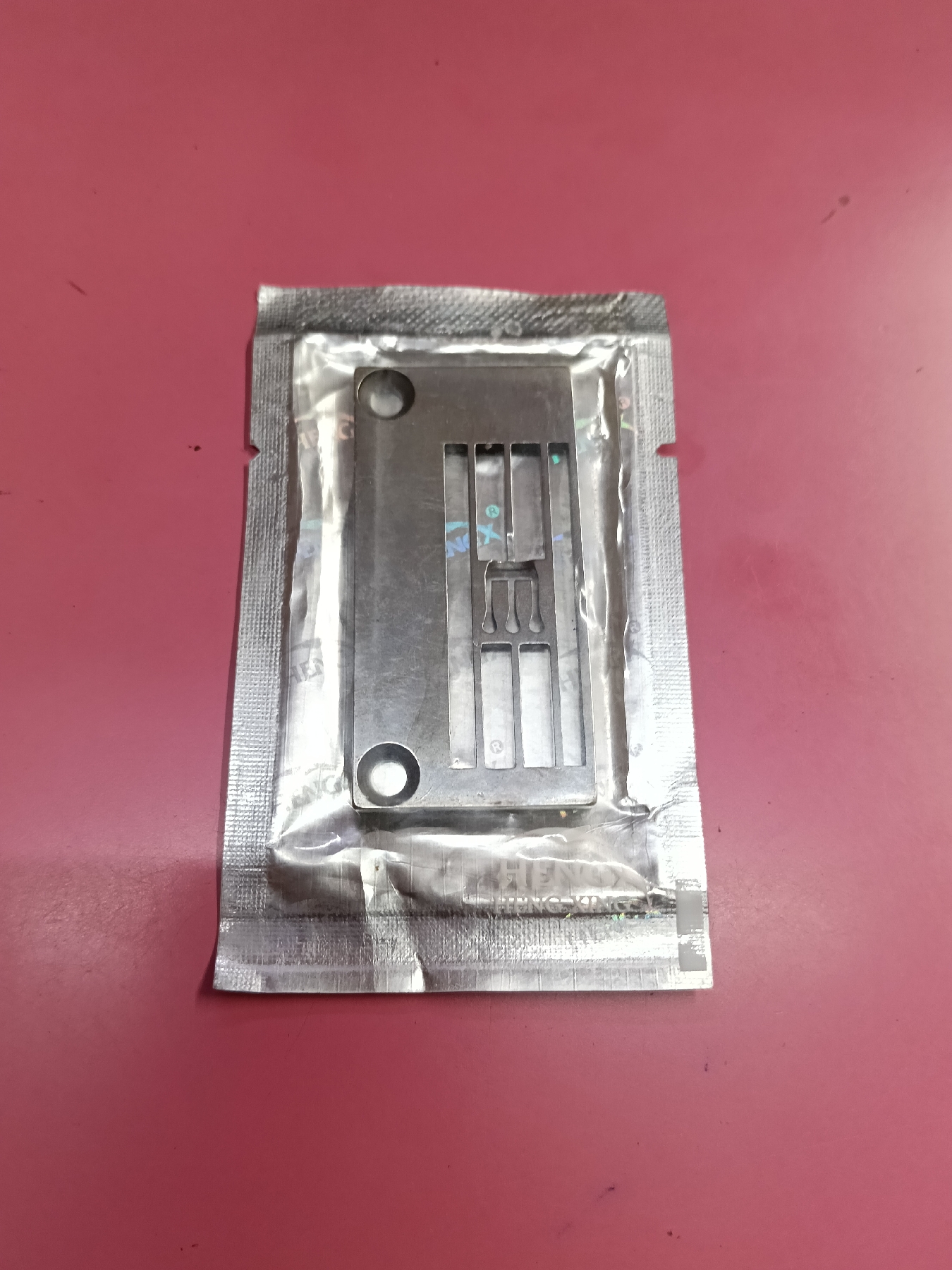NEEDLE PLATE 257018B56 HENGX