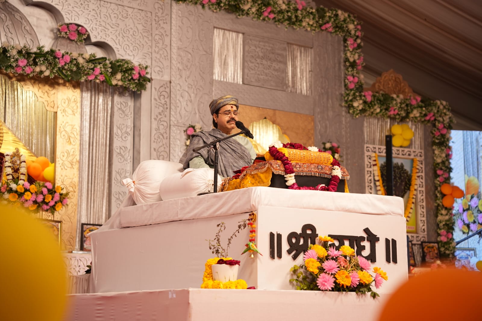 गिरिराज और कृष्ण में कोई भेद नहीं-कथा व्यास