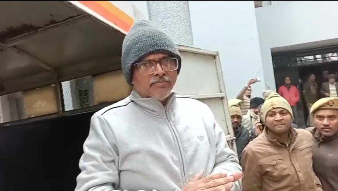 पूर्व आईपीएस अमिताभ ठाकुर ने जेल में शुरू किया अनशन, कड़ी सुरक्षा में कोर्ट में पेशी