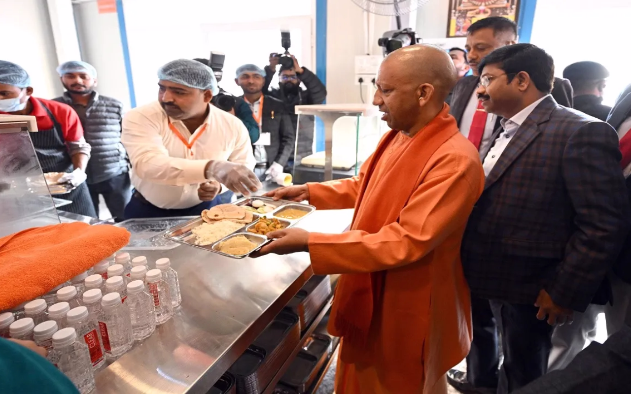 प्रयागराज में CM योगी ने 'मां की रसोई' का किया उद्घाटन, 9 रुपये में मिलेगा भरपेट भोजन