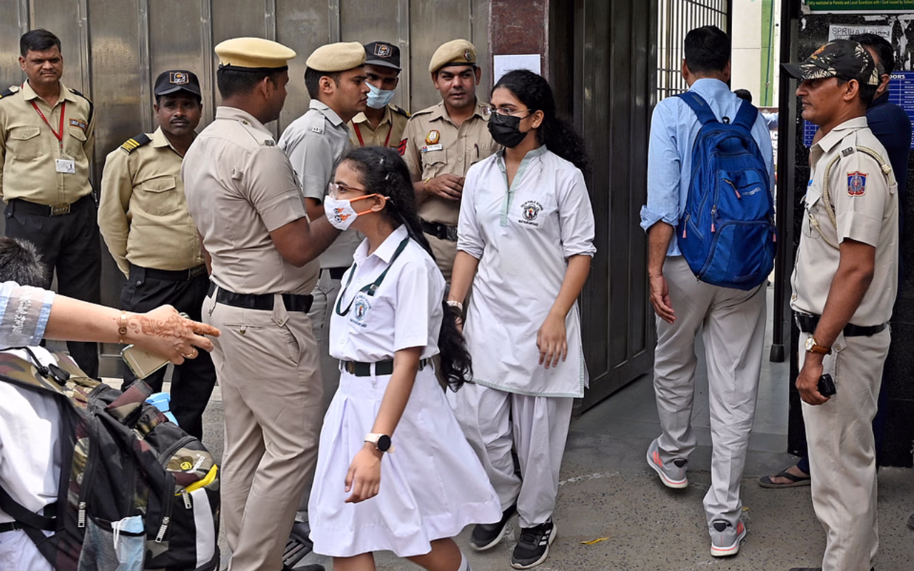 Delhi: स्कूलों में धमकी देने वाले छात्र कौन, क्या अफ़ज़ल गुरु से है कनेक्शन?