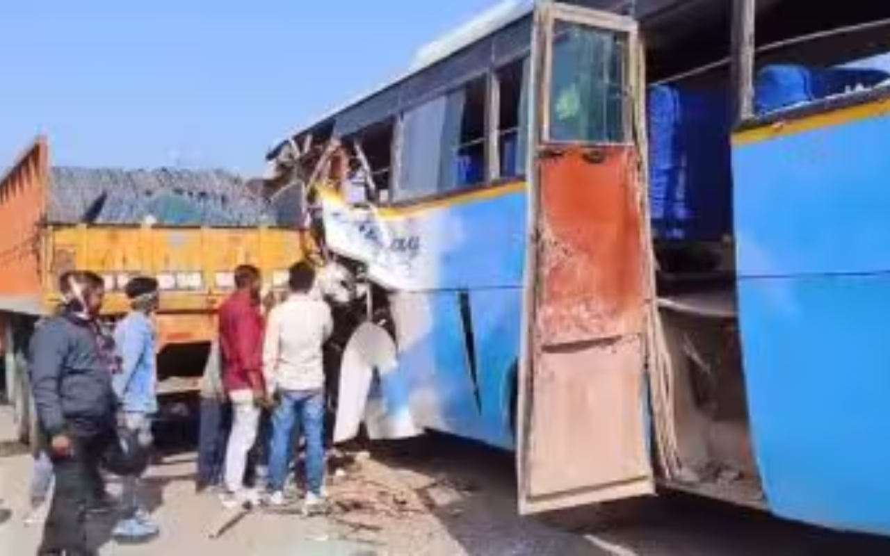 Kanpur: स्कूली छात्राओं को लेकर जा रही बस ट्रेलर से टकराई, 1 की मौत, सभी घायल छात्र हैलट मे भर्ती