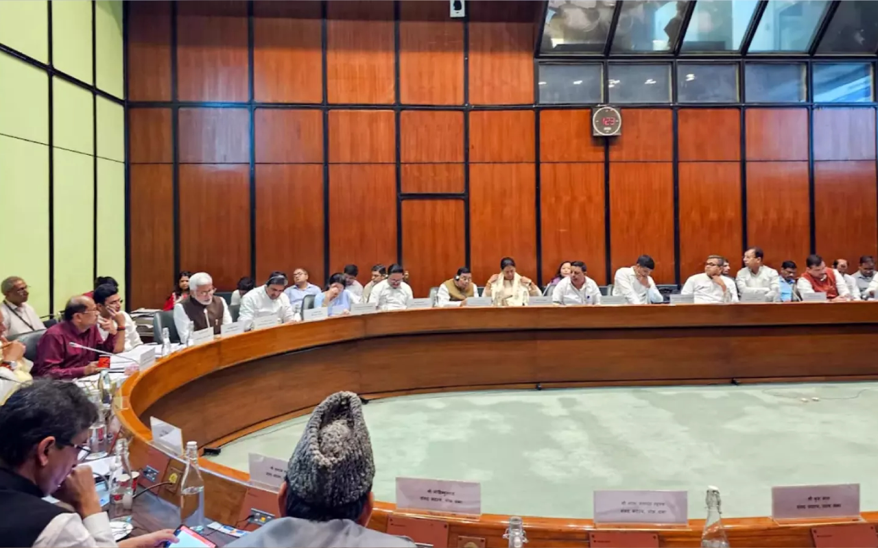 वक्फ Bill पर JPC की बैठक में मचा हंगामा: एक साथ 10 विपक्षी सांसद सस्पेंड