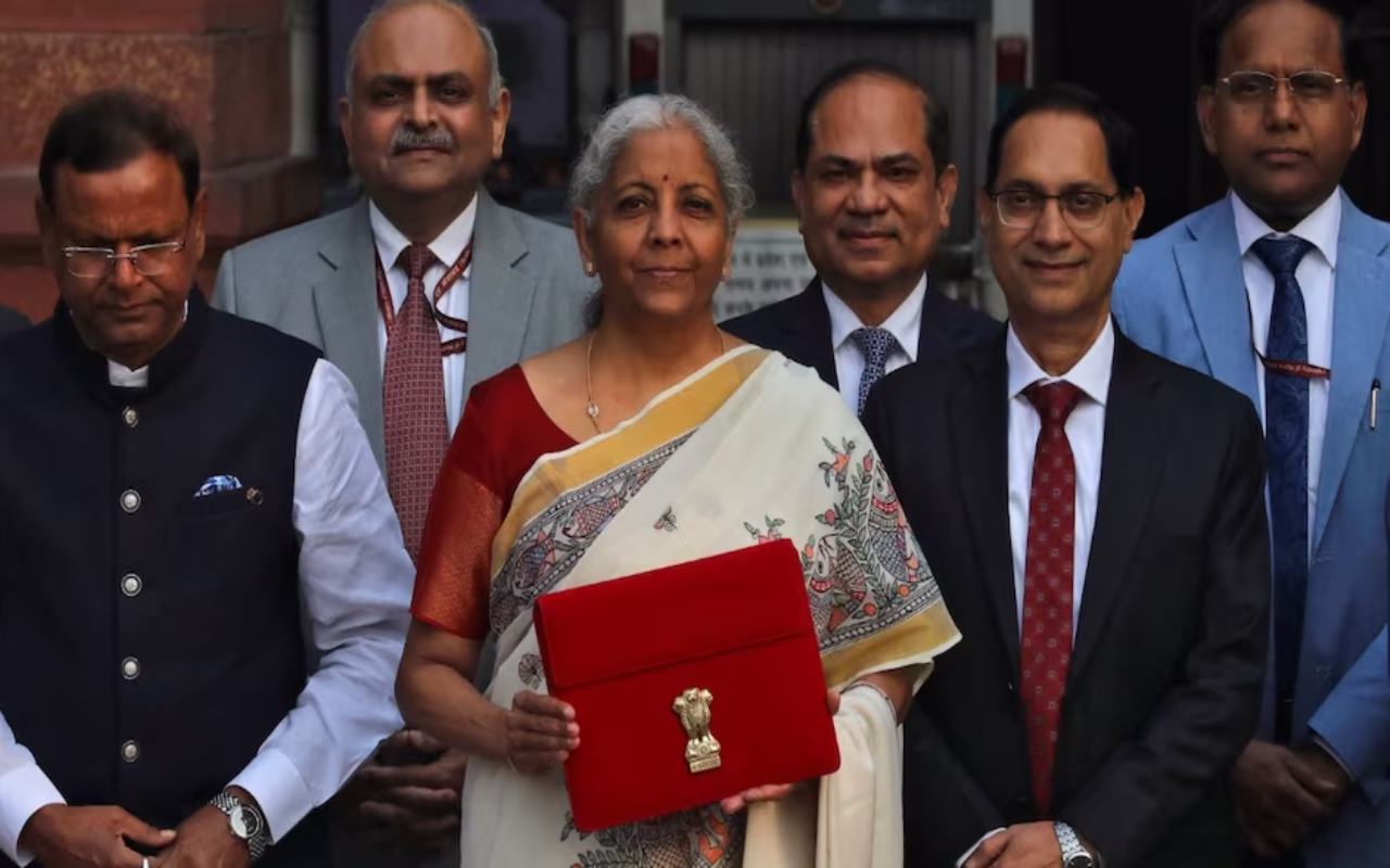 आ गया बजट 2025: मिडिल क्लास, ब्याज पर छूट... जानिए बजट मे और क्या कुछ खास