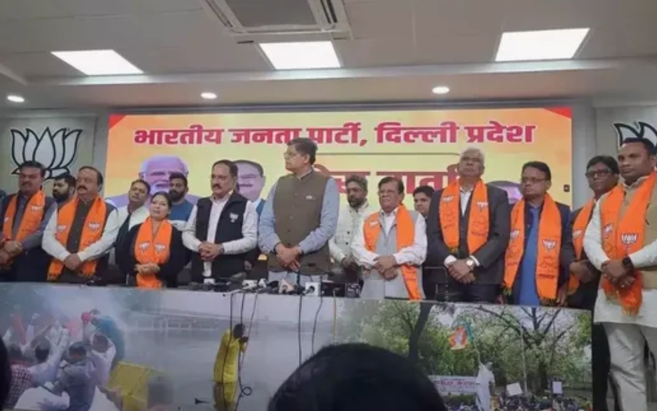 चुनाव से पहले 'AAP' का हाथ छोड़ 'भाजपा' में शामिल हुए 8 विधायक, कल ही दिया था इस्तीफा 