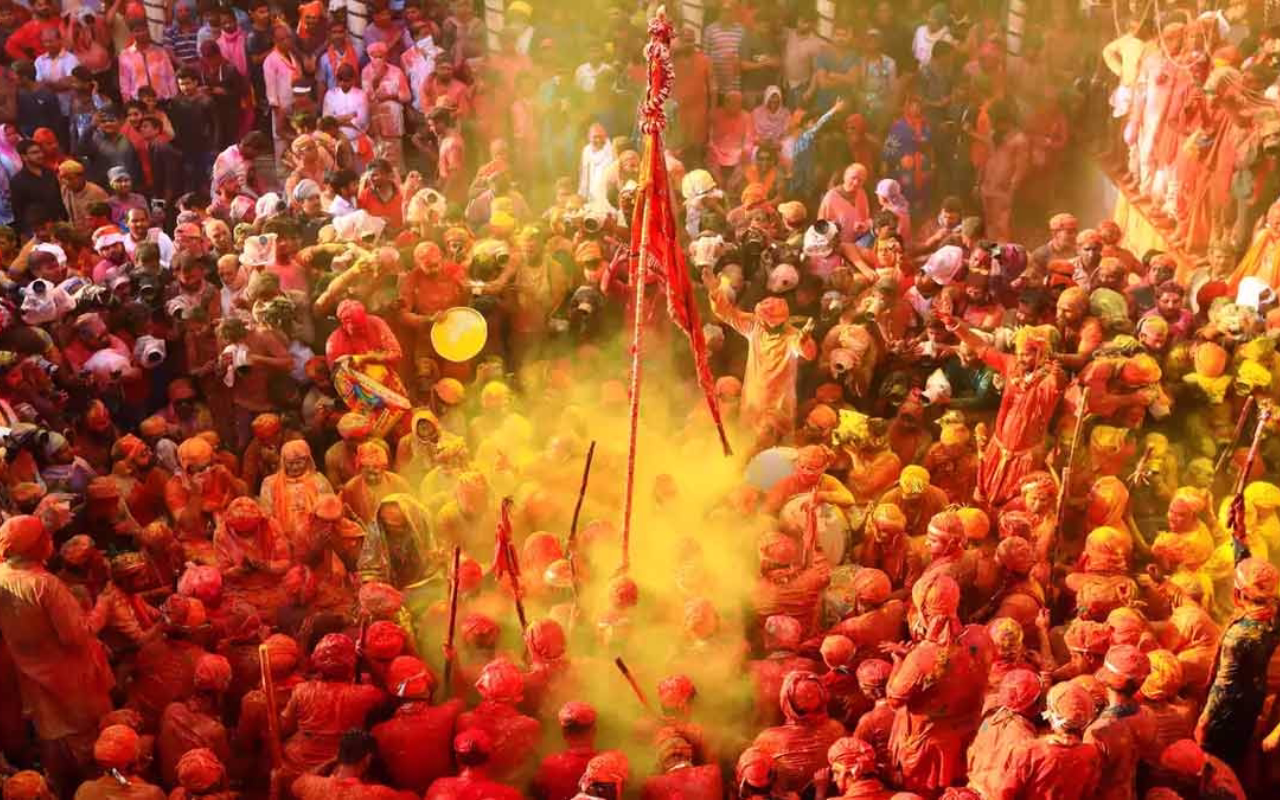 ब्रज मे होली की शुरूआत: 40 दिन तक भक्त उडाएंगे गुलाल
