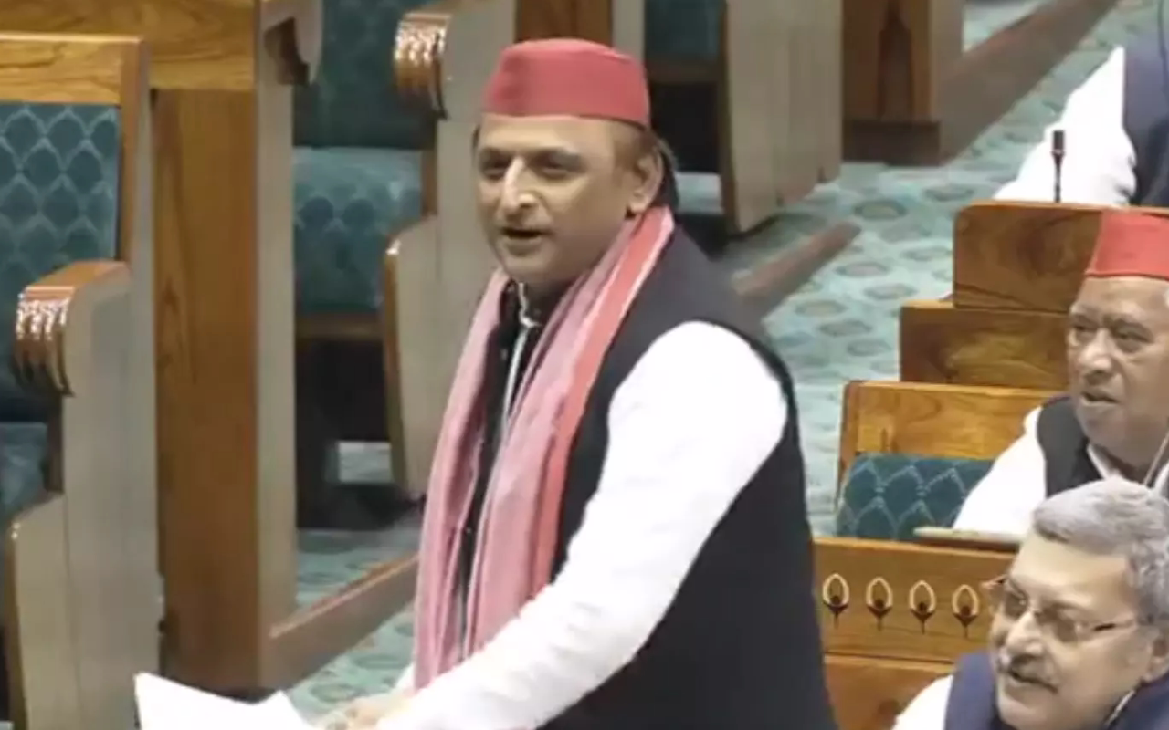 पुण्य कमाने आए थे, अपनों के शव लेकर गए... संंसद मे बोले-अखिलेश यादव