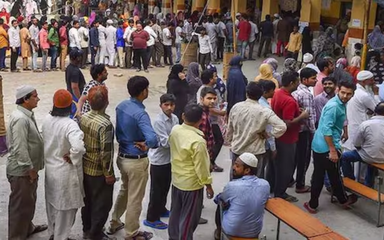 दिल्ली में 60.45% वोटिंग, सबसे ज्यादा नार्थ-ईस्ट और सबसे कम साउथ-ईस्ट में 56.16% मतदान