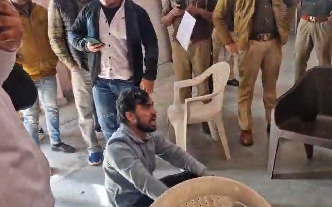 पुलिस की कार्यशैली से नाराज, युवा ने थाने में उतारी पेंट, फिर हुआ ये