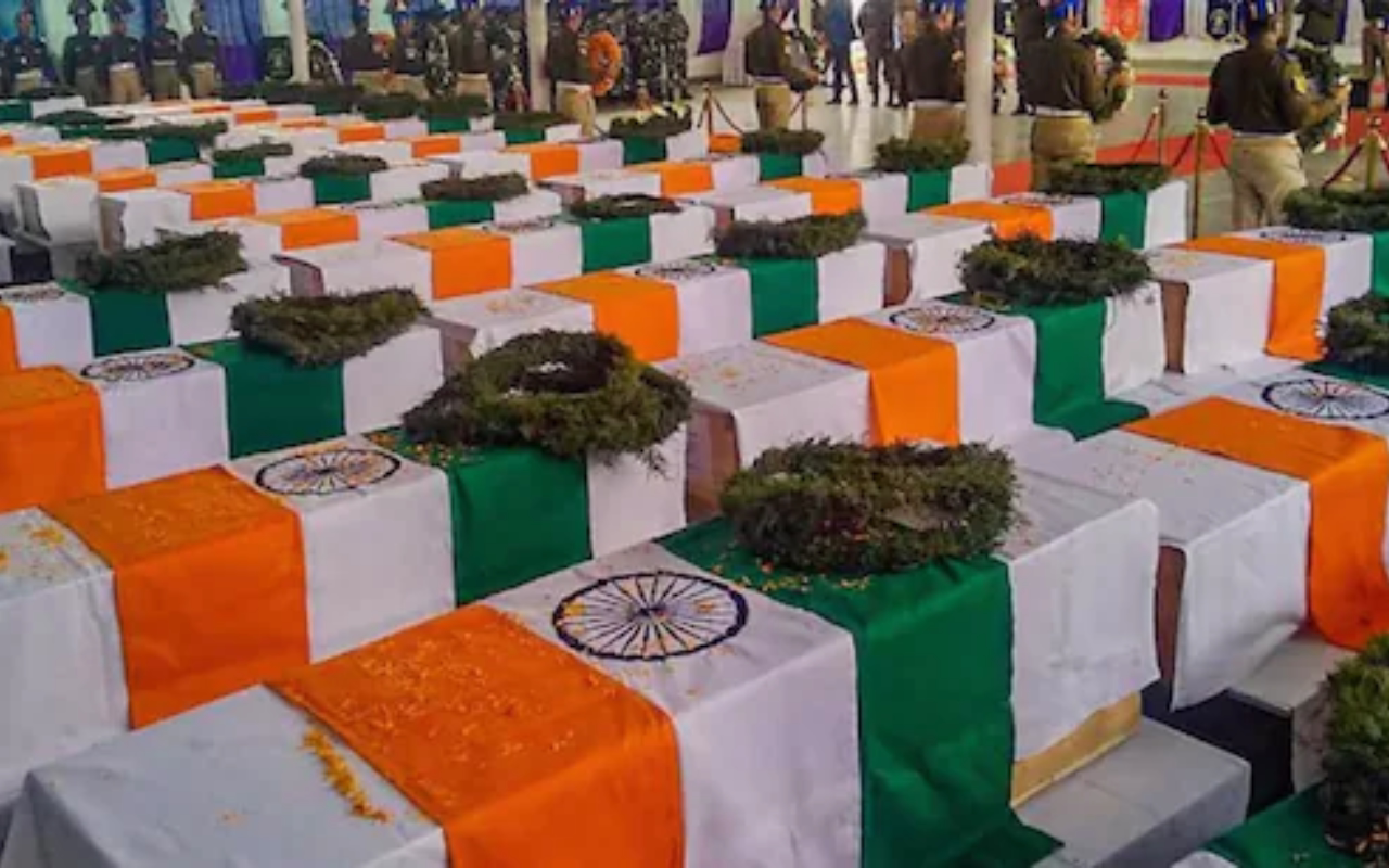 कौन थे वो 40 वीर जवान, जिनके काफिले से टकराई थी मौत की कार