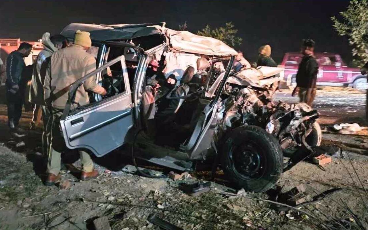 प्रयागराज मे भीषण सड़क हादसा: यात्रियों की बोलेरो-बस से टकराईं, 10 की मौत, 19 घायल