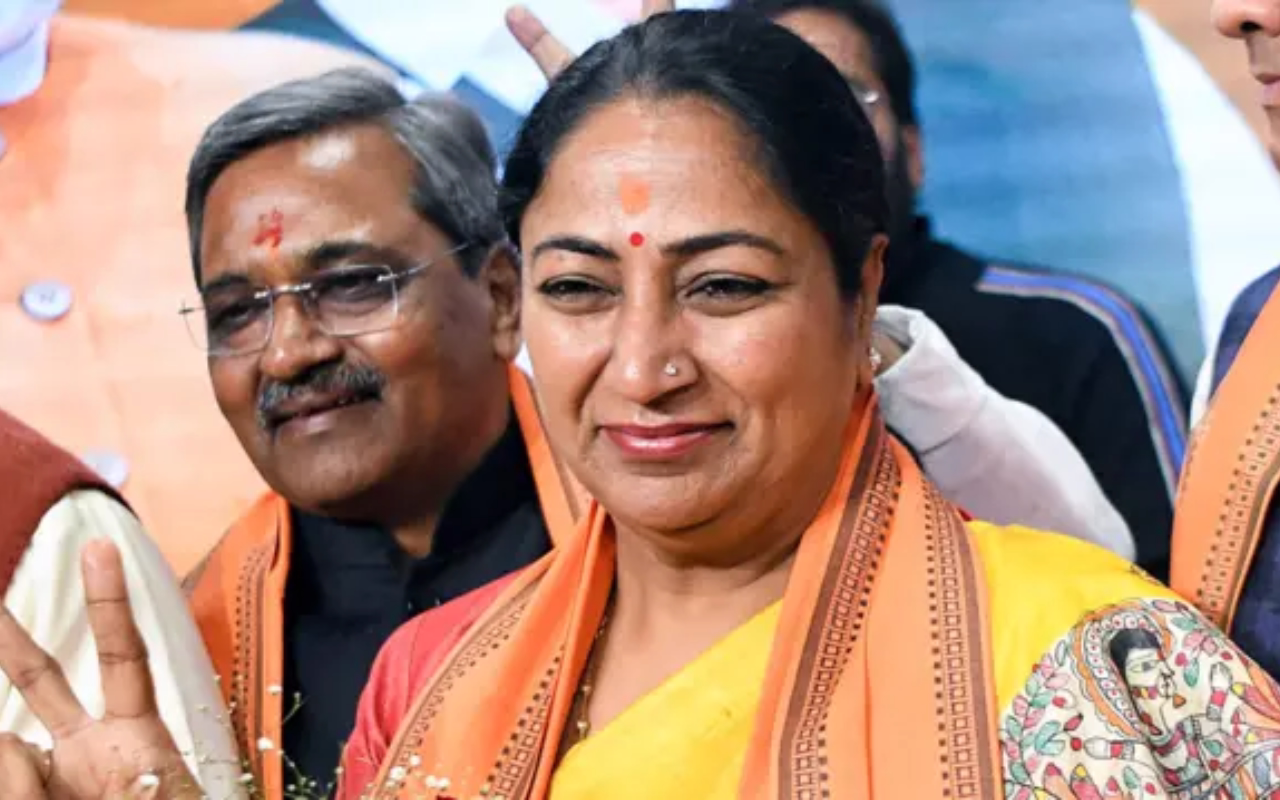 रामलीला मैदान पहुंचीं रेखा गुप्ता, हनुमान मंदिर में दर्शन किए, शपथ समारोह थोड़ी देर मे