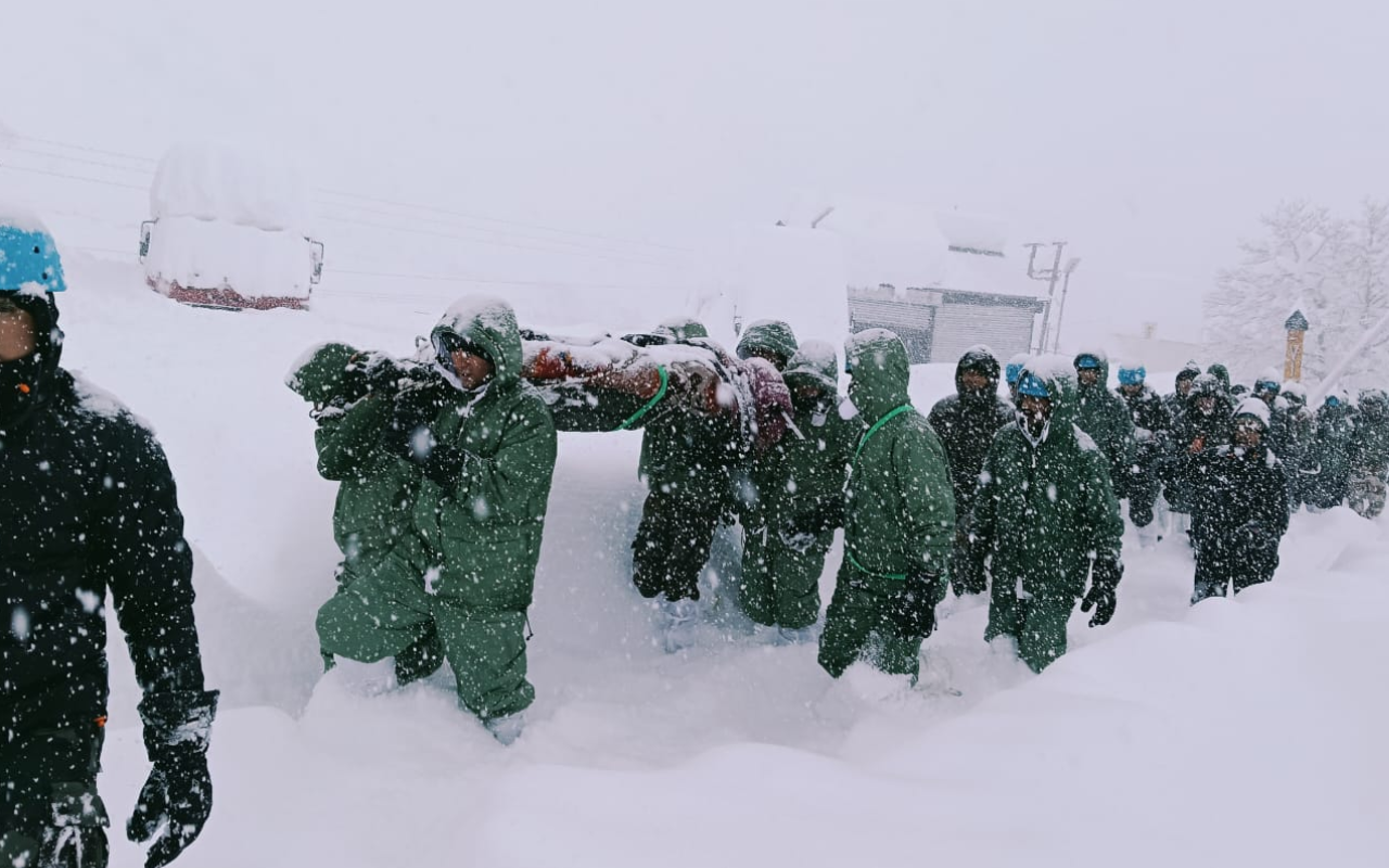 उत्तराखंड में टूटा बर्फ का पहाड़, करीब 57 लोग फंसे, 16 को बचाया, रेस्क्यू ऑपरेशन जारी