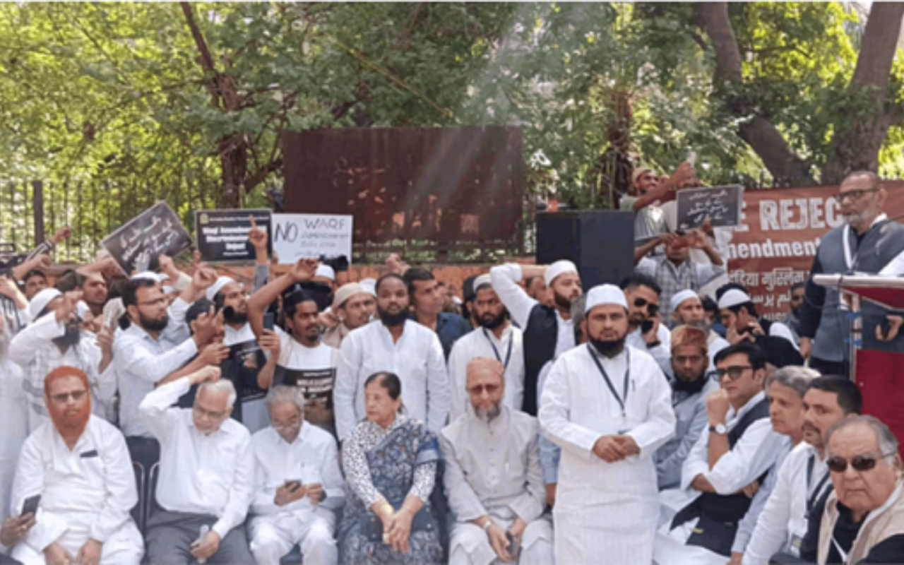 वक्फ बिल के खिलाफ जंतर-मंतर पर धरना प्रदर्शन, AIMPLB ने कहा- 'बिल को वापस नहीं लिया तो...'