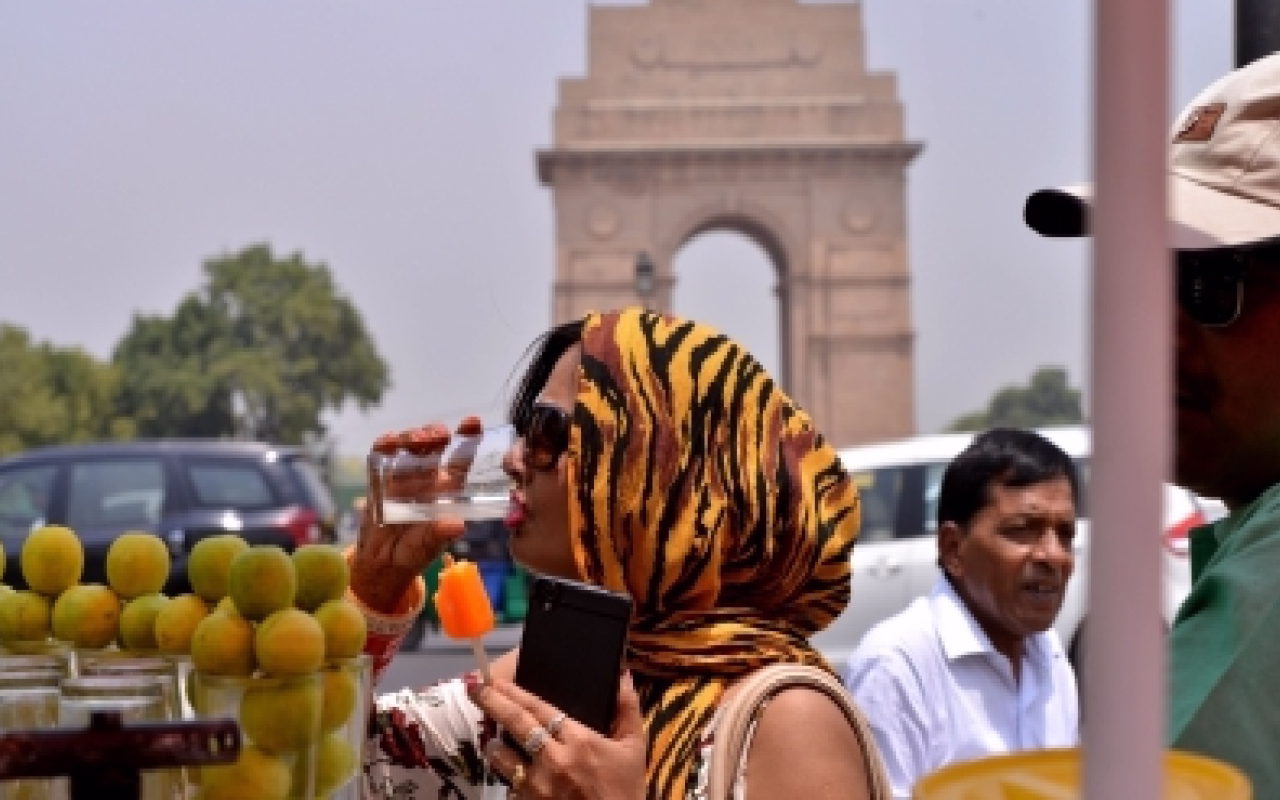 दिल्ली मे गर्मी दिखाने लगी तेवर, राजस्थान भी गर्म, 10 राज्यों में तूफान की आशंका , जाने यूपी का हाल