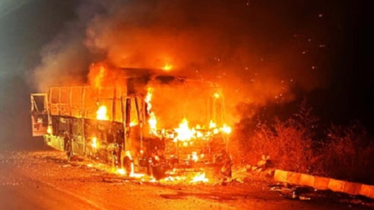 लखनऊ में चलती बस में आग, 5 जिंदा जले, कई लोगो ने कूदकर बचाई जान