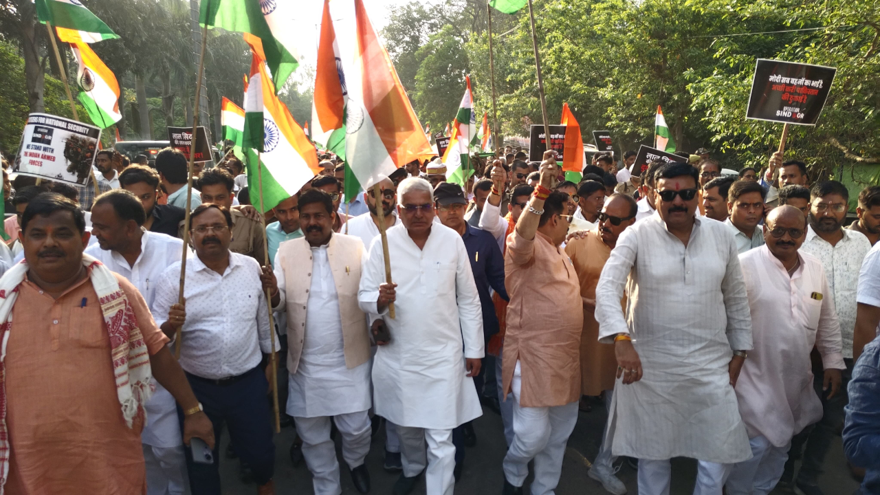 वीर भारतीय सेना के सम्मान में निकाली गई तिरंगा यात्रा