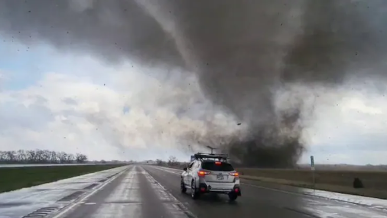 अमेरिका मे तूफान से भारी तबाही, 27 लोगों की मौत, 6.50 लाख घरों में बिजली गायब, बचाव कार्य जारी