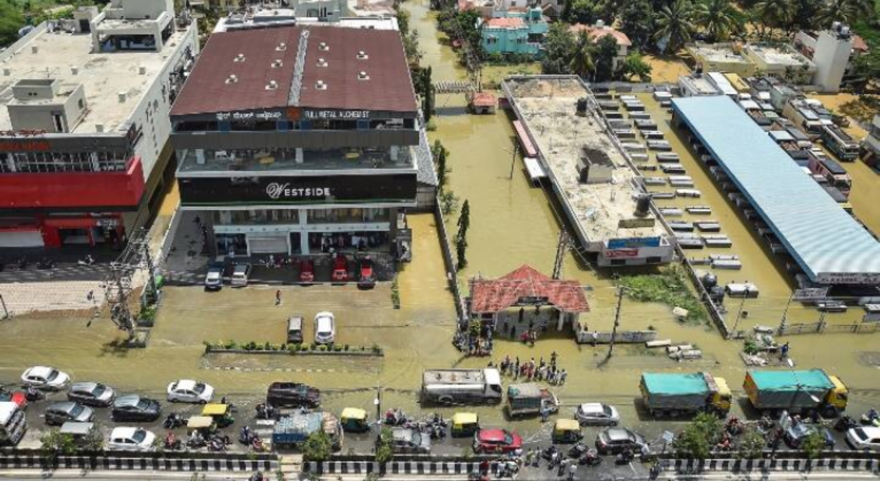 बारिश मे डूबा बेंगलुरु, गाड़ियां डूबीं, घरों में भरा पानी, जानें यूपी का हाल
