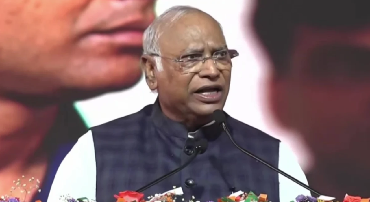 ऑपरेशन सिंदूर छोटा युद्ध... खड़गे ने पीएम मोदी पर कंसा तंज