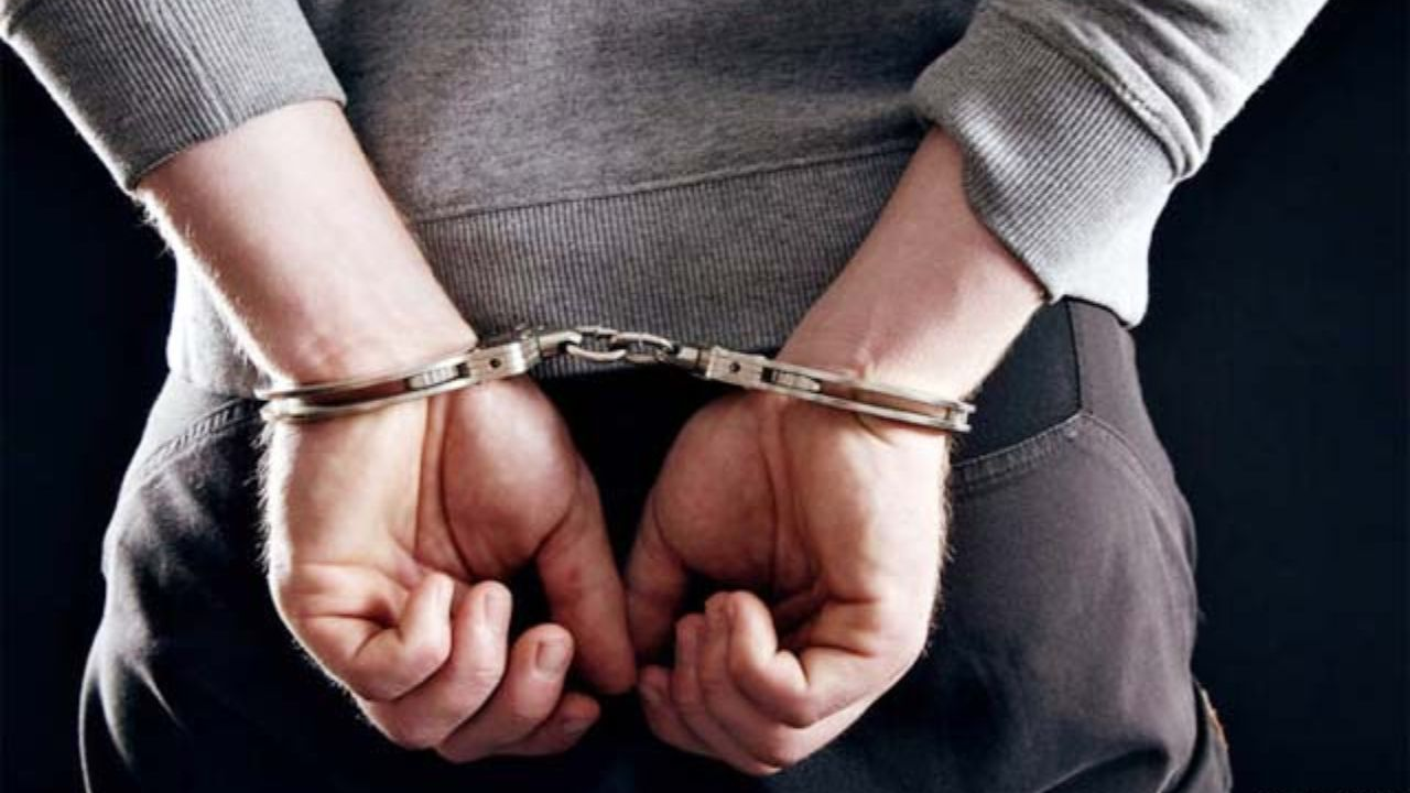 UP: पुलिस मुठभेड़ में लूट का आरोपी गिरफ्तार, दिनदहाड़े घटना को दिया था अंजाम