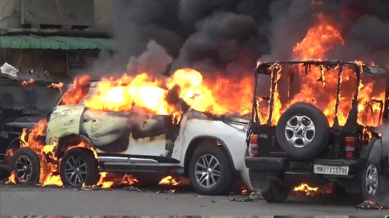 मणिपुर में फिर भड़की हिंसा, प्रदर्शनकारियों ने खुद पर डाला पेट्रोल, 5 जिलों में इंटरनेट बंद