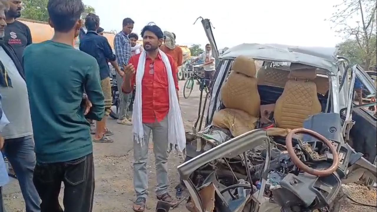 UP: खडे ट्रक से टकराई ओमनी कार, 2 मजदूरों की मौत, कई गंभीर घायल