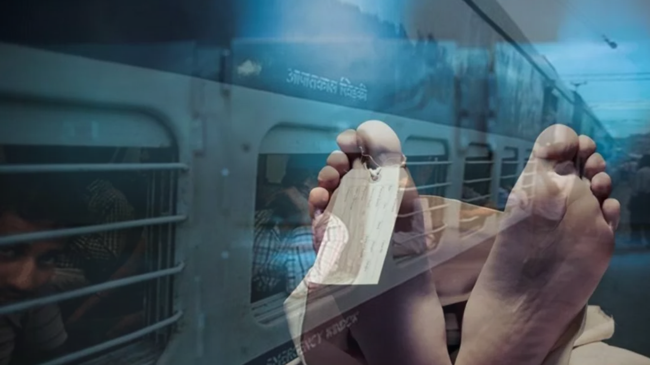 UP: ट्रेन में सवार यात्री की पीट-पीटकर हत्या, परिजनों मे मचा हड़कंप, इस बात हुआ था विवाद