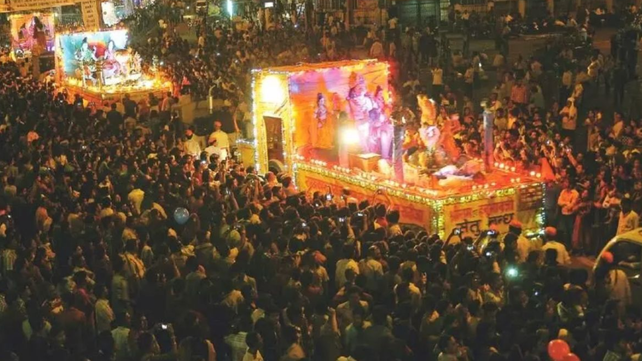 Kanpur: इंस्पेक्टर के सस्पेंड के बाद शोभायात्रा शुरू, महंत के साथ की थी अभद्रता