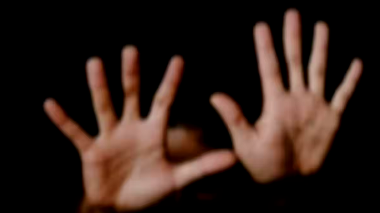 शर्मनाक: कानपुर मे नाबालिग के साथ हैवानियत, जमकर पीटा, चप्पल में थूककर चटवाया, पेशाब... जांच में जुटी पुलिस