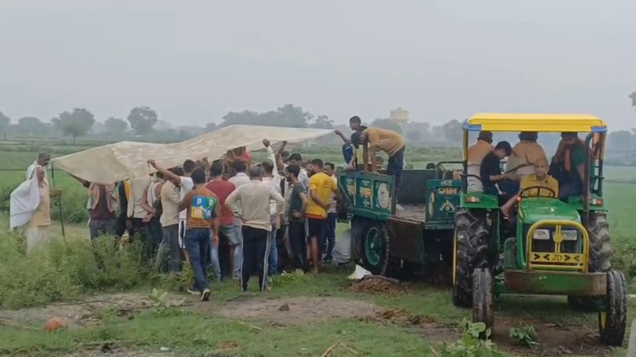 नही रुकी बारिश... त्रिपाल लगाकर किया कैंसर पीड़िता का अंतिम संस्कार, वीडियो वायरल