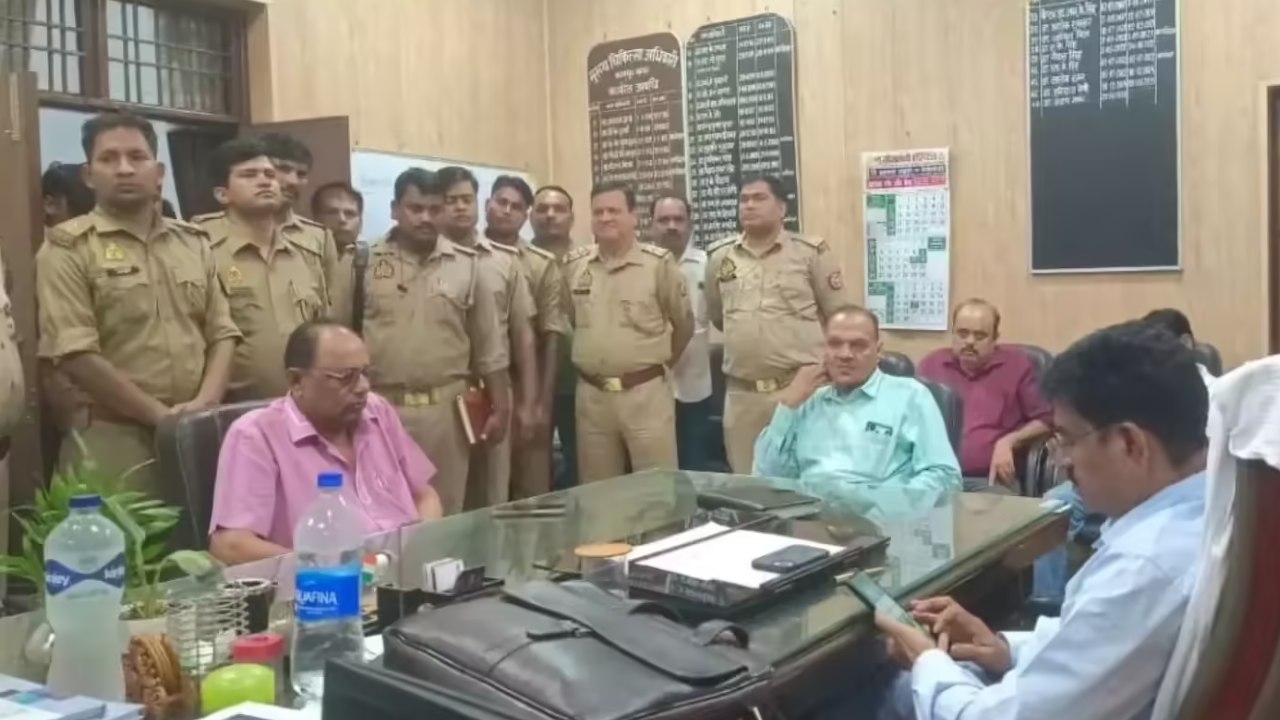 Kanpur: जब कुर्सी पर वापस लौटे सस्पेंडड सीएमओ, मौजूदा सीएमओ देख हैरान, फिर हुआ ये
