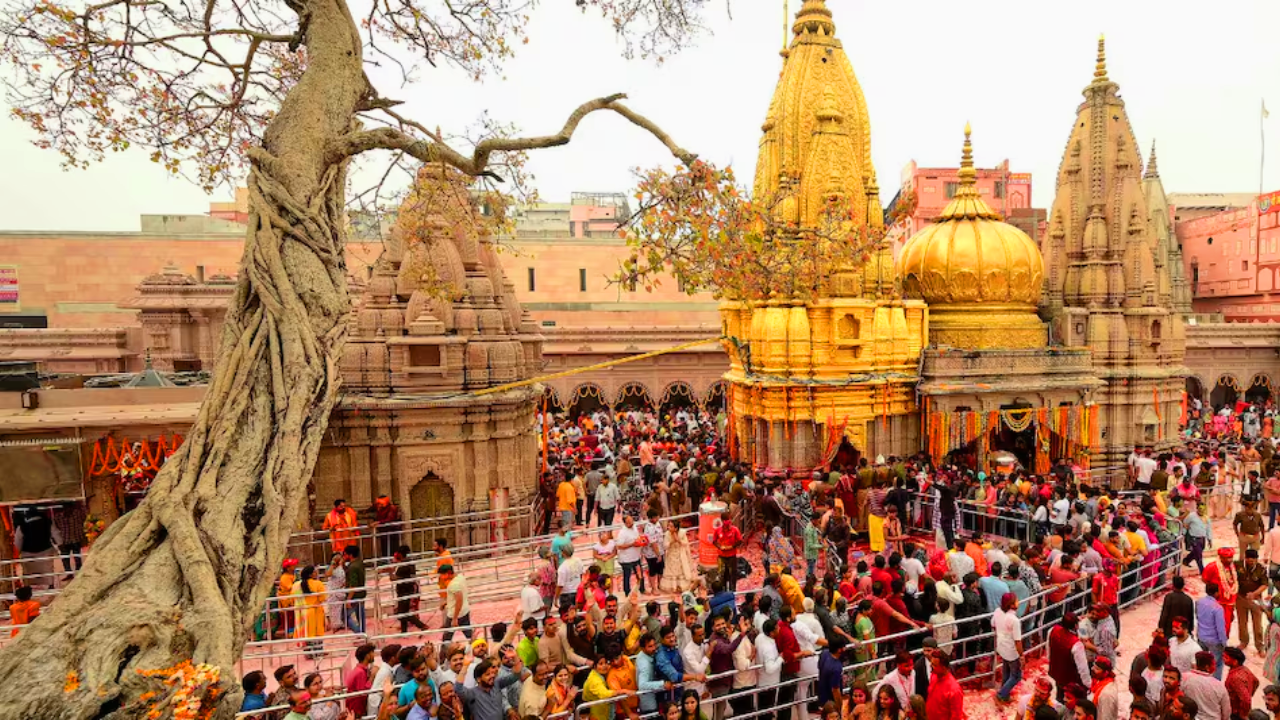 सावन का पहला दिन, काशी विश्वनाथ में उमड़ा भक्तों का जन सैलाब, हर-हर महादेव के जयकारे से गुंज उठा धाम