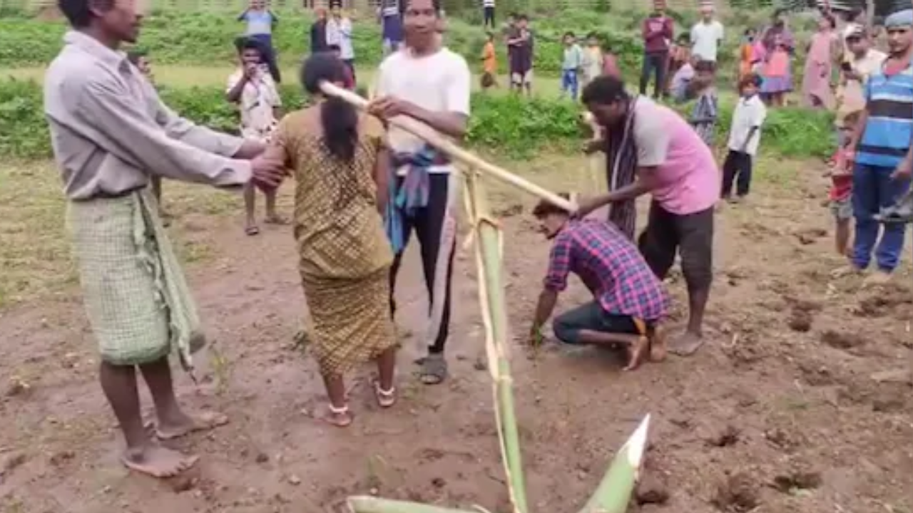 Love Marriage से गुस्साए सामाज ने दी तालीबानी सजा! कपल से करवाया ऐसा काम... वीडियो देख सभी हैरान