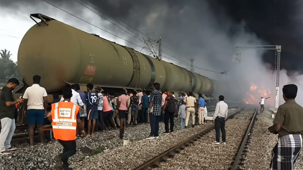 Tamil Nadu: मालगाड़ी मे लगी भीषण आग, 18 बोगियां जलकर खाक