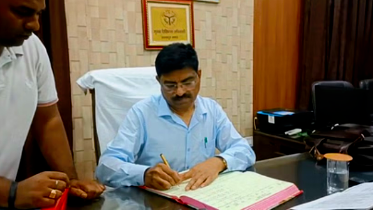 हरिदत्त नेमी ही कानपुर CMO रहेंगे, DM से विवाद के बाद हुए थे निलंबित