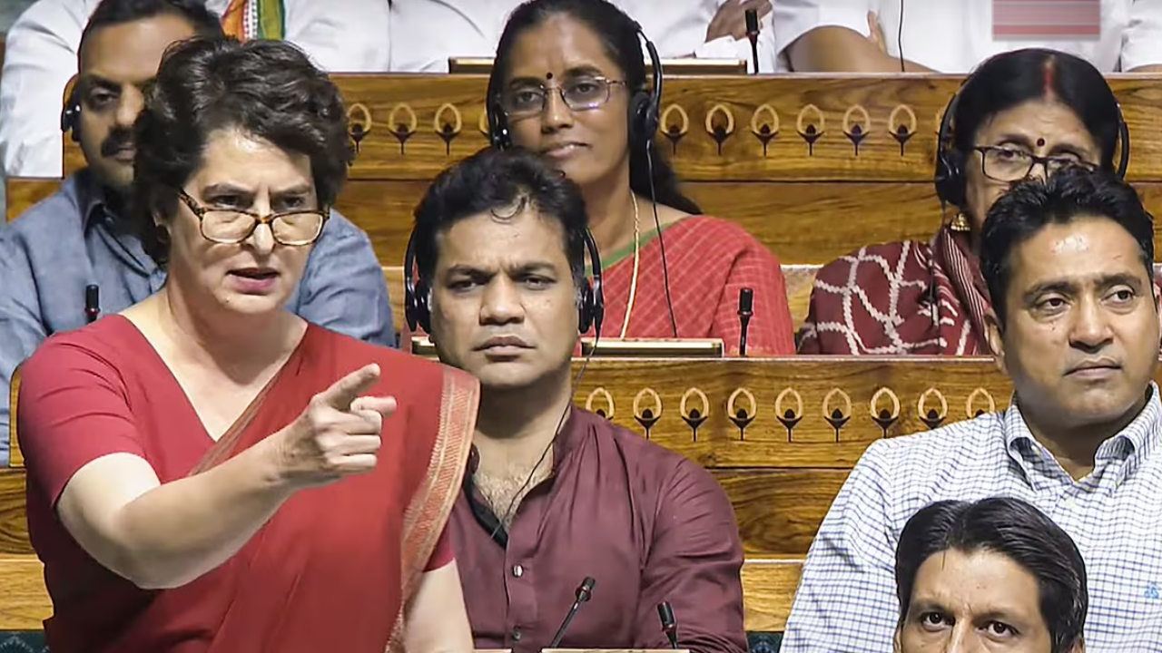 सरकार भरोसे कश्मीर गए, उन्हें भगवान भरोसे छोड़ा... लोकसभा में प्रियंका गांधी के तीखे सवाल