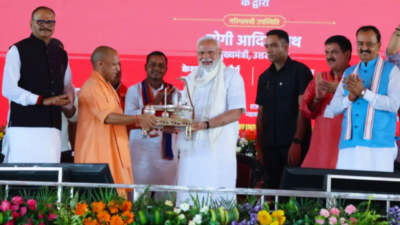 काशी में PM MODI, 2000 करोड़ के प्रोजेक्ट किए लॉन्च, योगी ने की आतंकवाद पर सख्त कार्रवाई की तारीफ