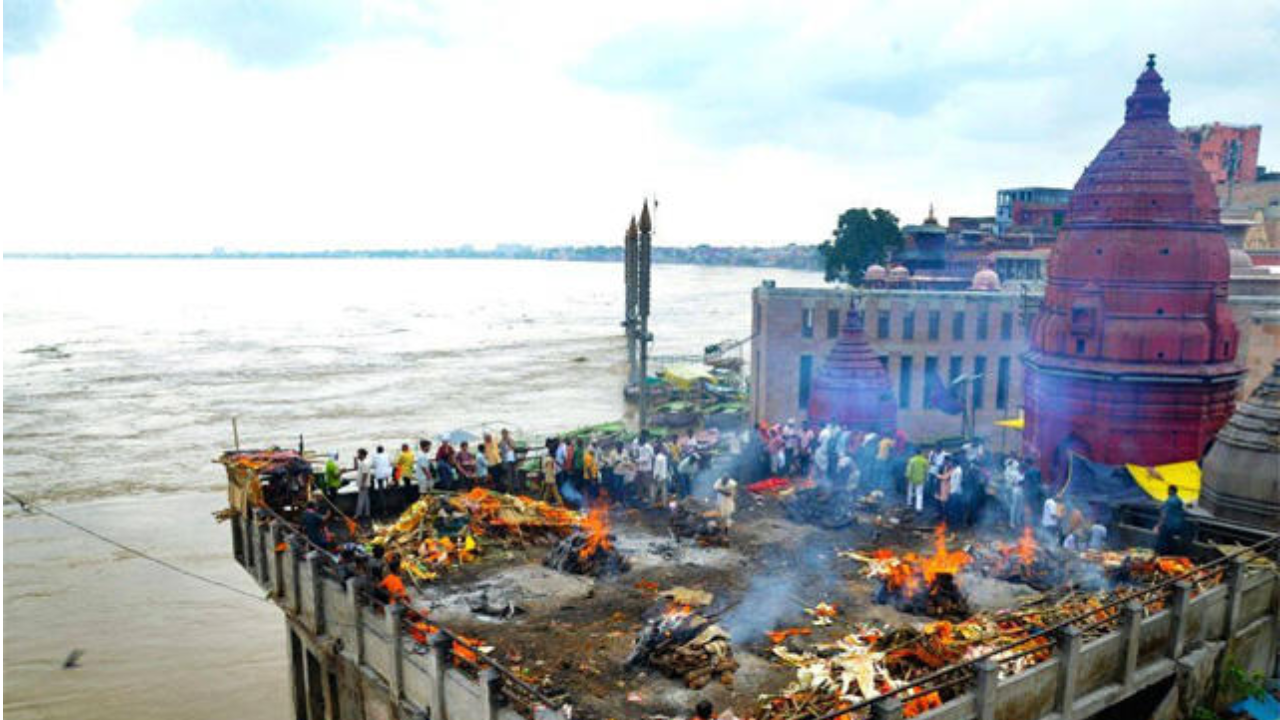 काशी में मणिकर्णिका घाट पर बाढ़ का कहर: छतों पर जल रही हैं चिताएं, लाशों की लंबी कतार