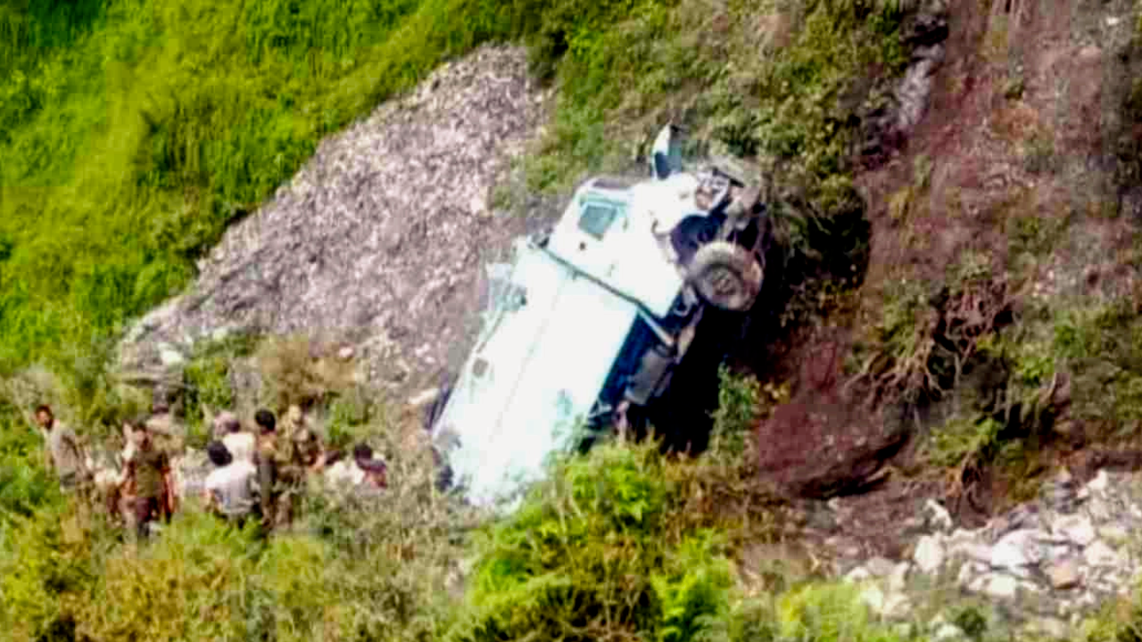 जम्मू-कश्मीर के उधमपुर में CRPF जावानों की गाड़ी 200 फीट गहरी खाई में गिरी, 3 की मौत, कई घायल