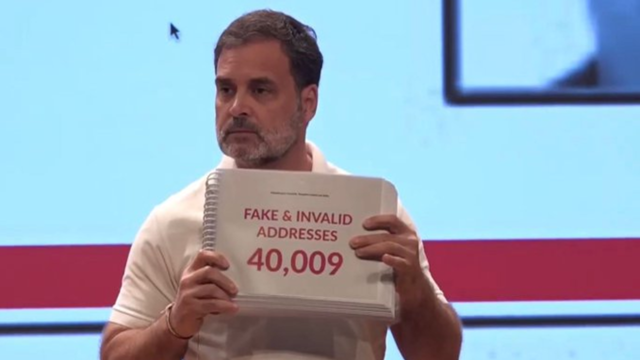 राहुल गांधी का दावा- वोटर चोरी हुई... कर्नाटक में फर्जी वोटर, महाराष्ट्र में 40 लाख संदिग्ध नाम