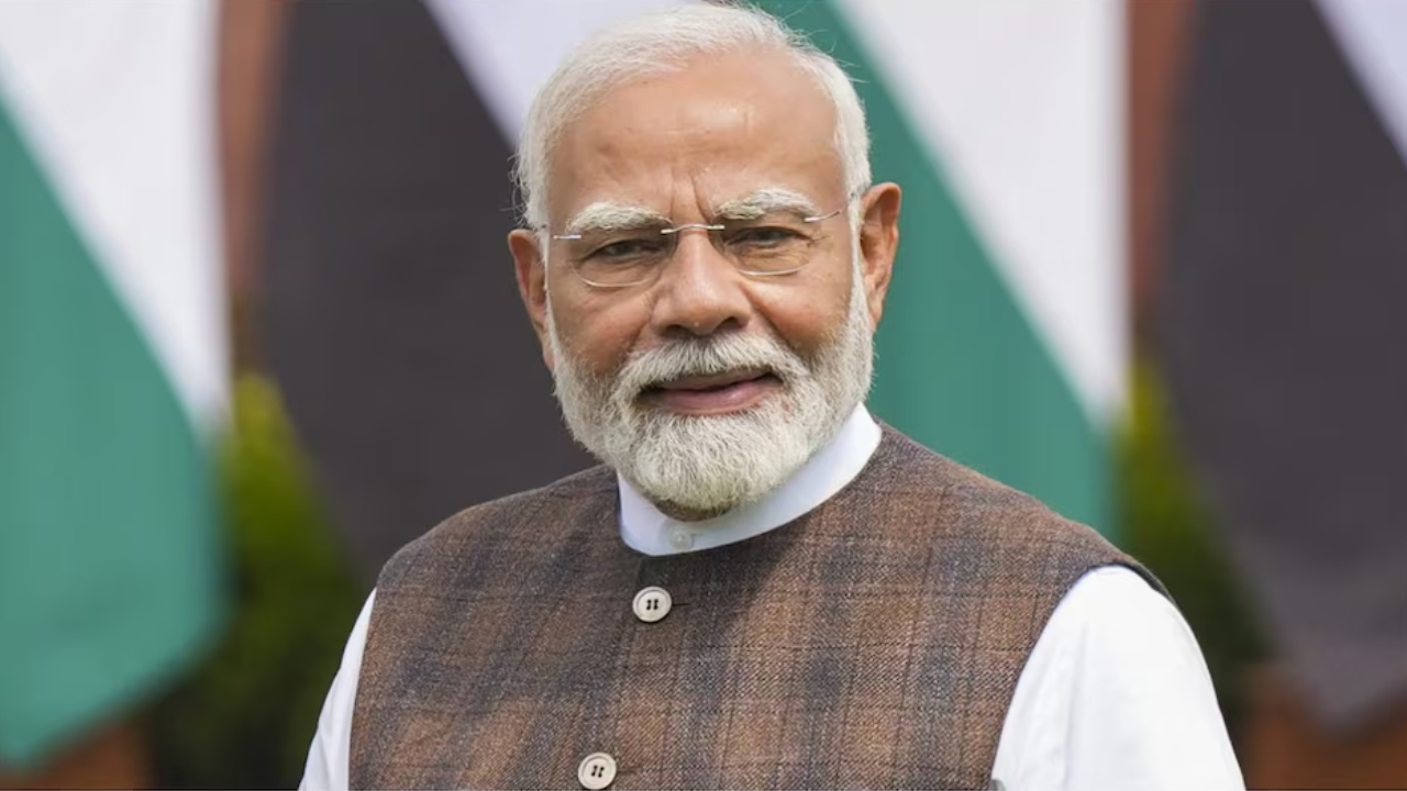 PM मोदी ने बेंगलुरु में 3 वंदे भारत एक्सप्रेस को हरी झंडी दिखाई, येलो लाइन मेट्रो का उद्घाटन किया