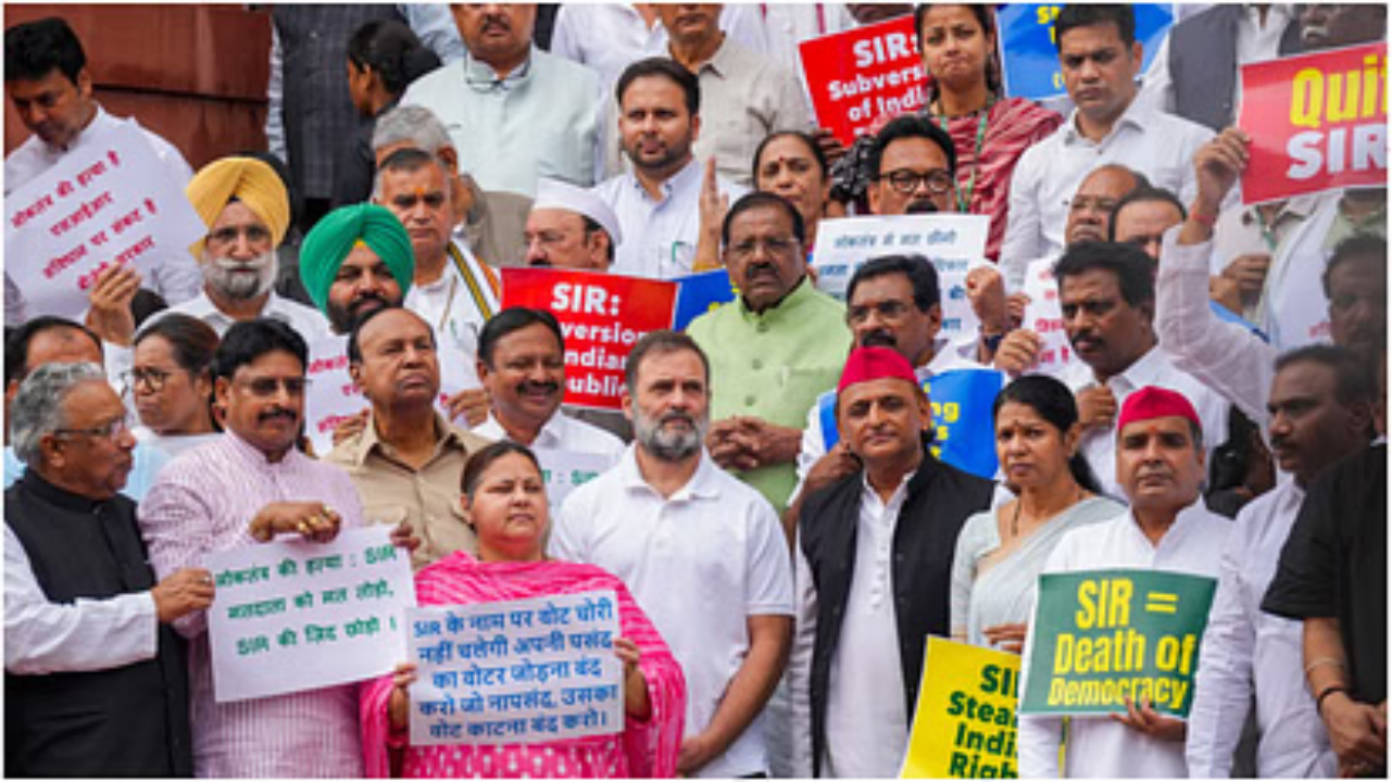 वोटर वेरिफिकेशन पर विपक्ष का चुनाव आयोग तक मार्च: राहुल-प्रियंका समेत 300 सांसद शामिल, अखिलेश ने लगाए गंभीर आरोप