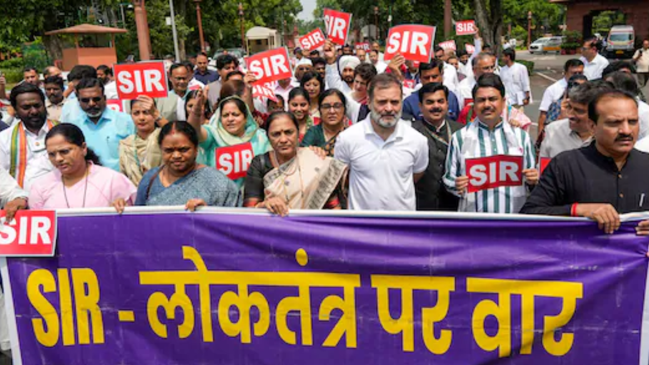 दिल्ली में विपक्ष का हंगामा: वोटर वेरिफिकेशन के खिलाफ मार्च, राहुल गांधी, अखिलेश यादव समेत कई सांसद हिरासत में