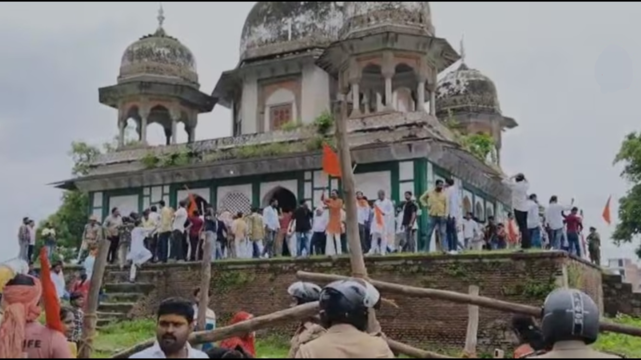 फतेहपुर में मकबरे पर भगवा झंडा लगाने से बवाल, पथराव और तनाव