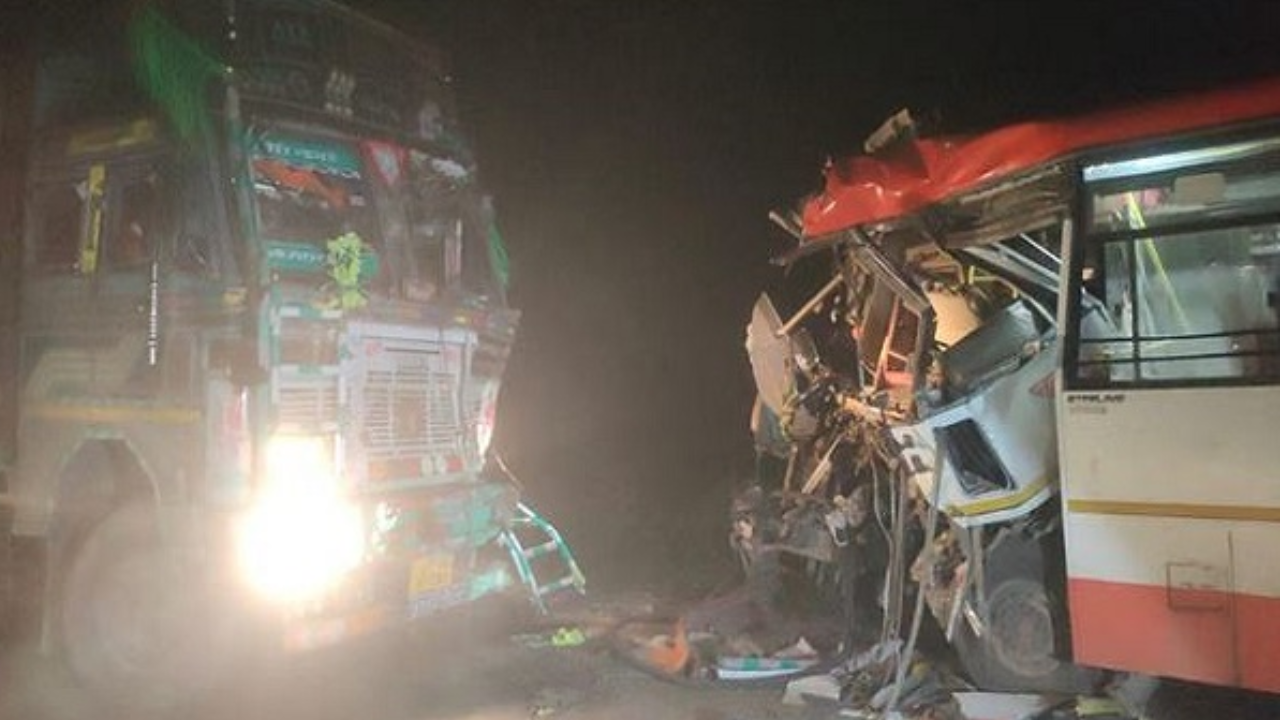 जौनपुर में बड़ा हादसा, बस और ट्रक की भीषण टक्कर में 5 की मौत, कई घायल