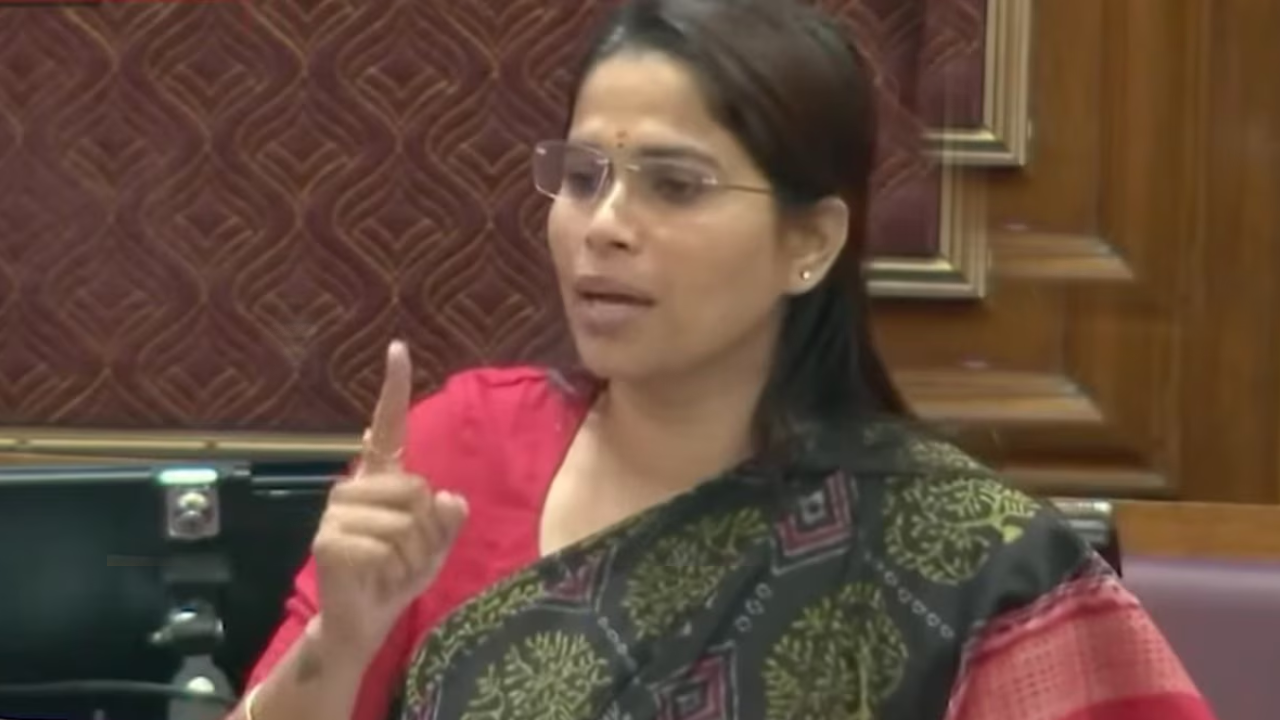 CM योगी की तारीफ करना सपा विधायक पूजा पाल को पड़ा भारी, पार्टी से हुई बर्खास्त