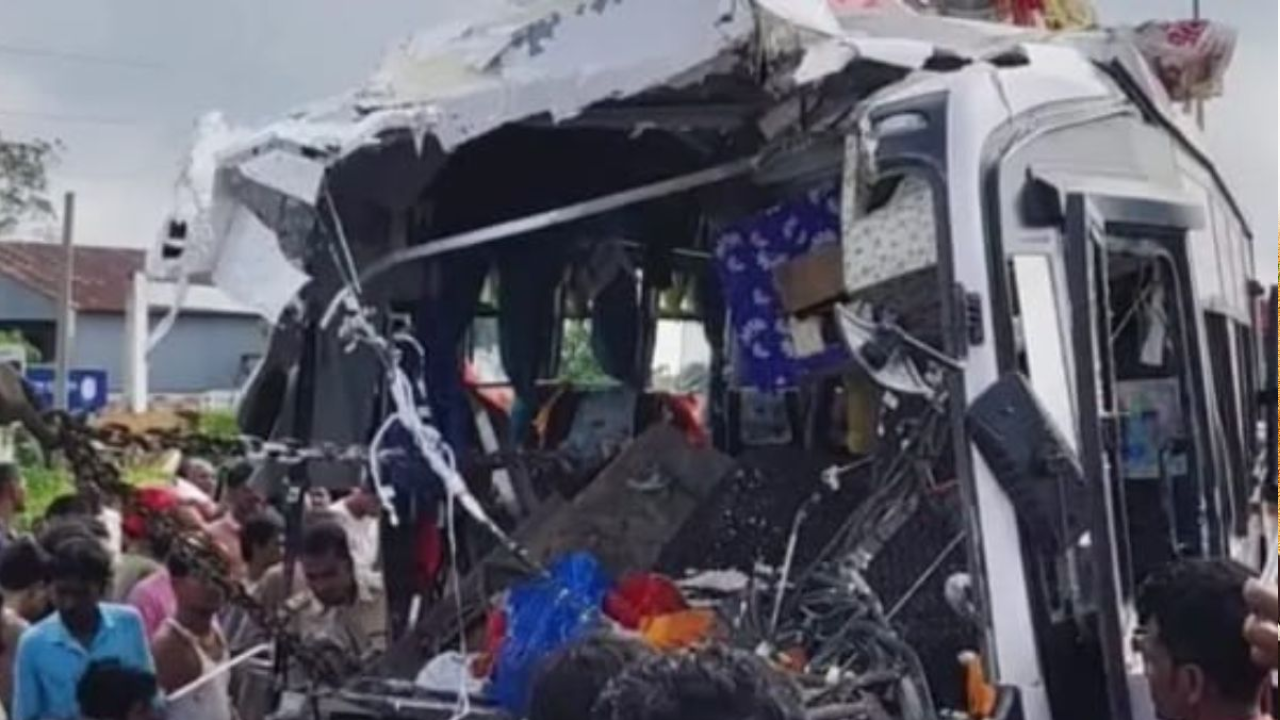 पश्चिम बंगाल के बर्धमान में दर्दनाक सड़क हादसा: 10 लोगो  की मौत, कई घायल