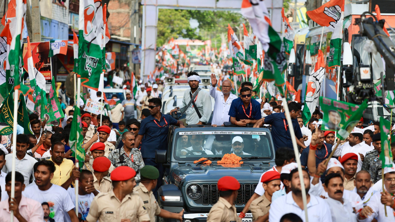 वोटर अधिकार यात्रा के दौरान राहुल गांधी की गाड़ी के नीचे आया जवान, मौके पर पुलिस ने काफिल रोका