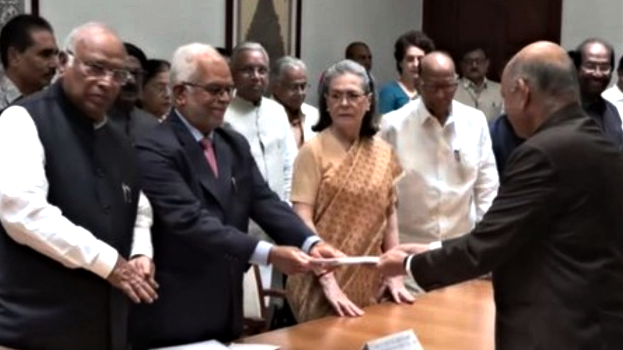 उपराष्ट्रपति चुनाव 2025: I.N.D.I.A गठबंधन के उम्मीदवार बी. सुदर्शन रेड्डी ने दाखिल किया नामांकन